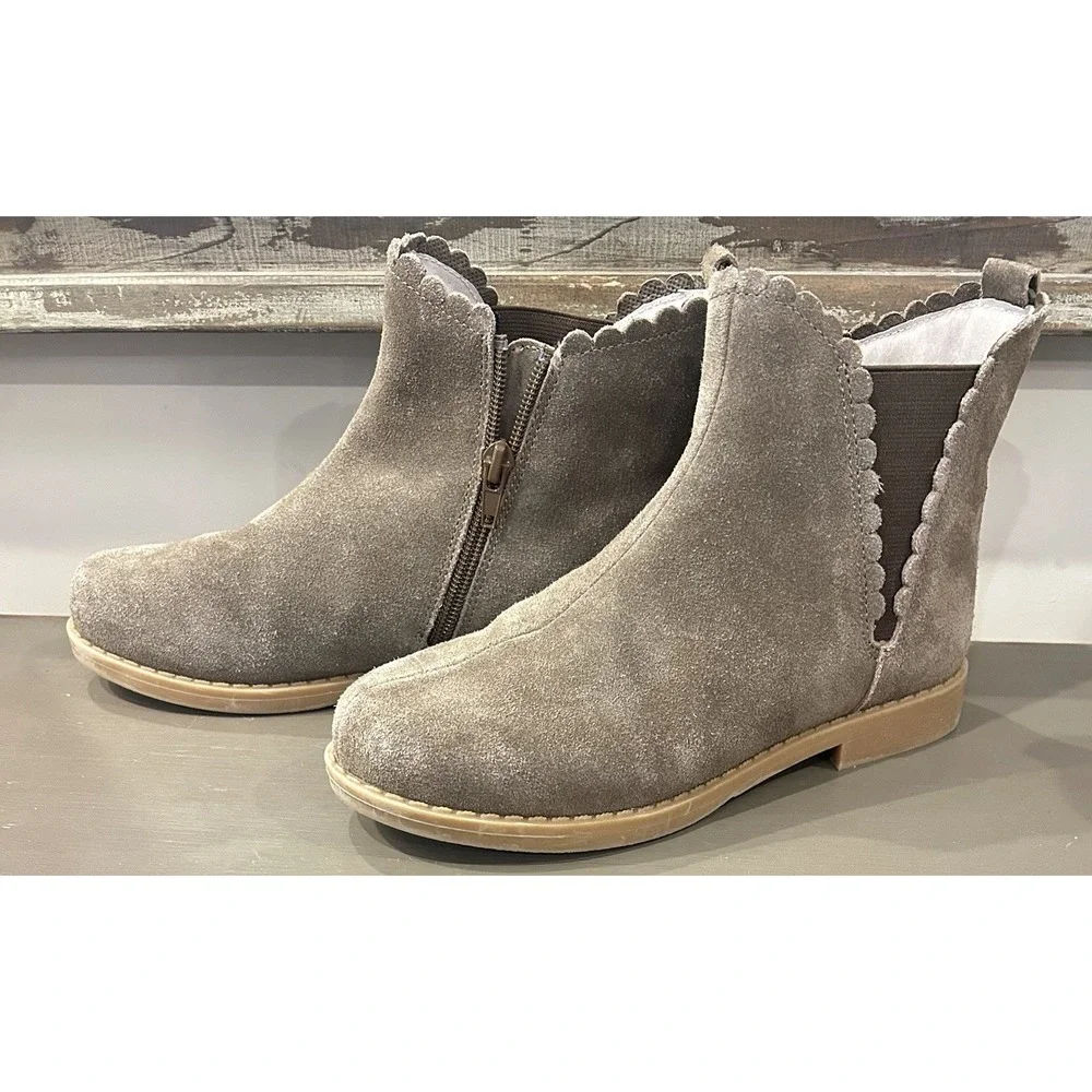 L'amour Girls Nicola Scalloped Chelsea Boot Size 3 Taupe Suede Booties EUC